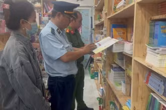 Lực lượng phối hợp tiến hành kiểm tra, xử lý và ngăn ngừa sách giả trên thị trường tỉnh Bình Dương. (Ảnh: Cục Quản lý thị trường tỉnh Bình Dương)