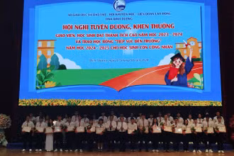 Biểu dương và khen thưởng học sinh tiêu biểu xuất sắc của tỉnh.