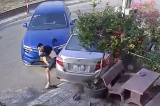 Camera ghi lại hình ảnh đối tượng Hồ Đình Quyết dùng ô-tô tông gãy chân anh B.