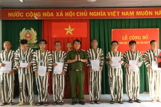 Lãnh đạo Công an tỉnh Bình Dương trao Quyết định Đặc xá 2025 của Chủ tịch nước cho các phạm nhân có quá trình cải tạo tốt.