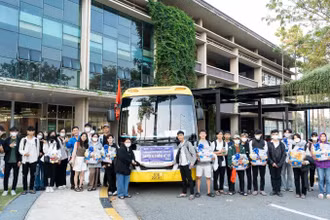 Chuyến xe 0 đồng chuẩn bị xuất phát đưa sinh viên Trường đại học quốc tế Miền Đông về quê đón Tết.