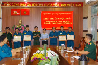 Thượng tá Đặng Xuân Thành trao Giấy khen cho các chiến sĩ dân quân.