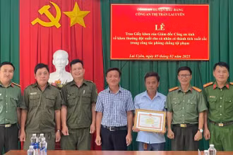 Thừa ủy quyền, đại diện Công an tỉnh Bình Dương trao tặng Giấy khen của Giám đốc Công an tỉnh cho ông Nguyễn Tấn Đức. 