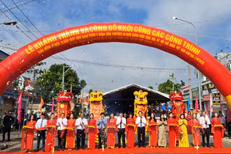 Các đại biểu thực hiện nghi thức lễ khánh thành và khởi công.