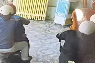 Camera ghi lại hình ảnh các đối tượng nghi cướp tiệm vàng.