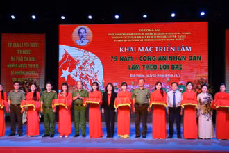Các đại biểu thực hiện nghi thức khai mạc triển lãm.