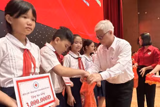 Bí thư Tỉnh ủy Bình Dương Nguyễn Văn Lợi trao tặng học bổng và quà cho học sinh có hoàn cảnh khó khăn.