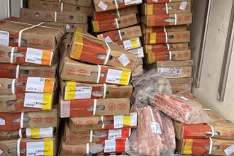Khoảng 800kg thịt đông lạnh chưa rõ nguồn gốc trên xe đã bị tạm giữ.