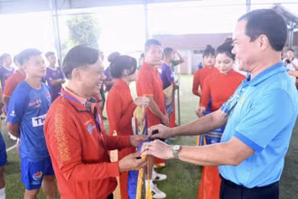 Chủ tịch Tổng Liên đoàn Lao động Việt Nam Nguyễn Đình Khang trao cờ cho các đội vào vòng chung kết.