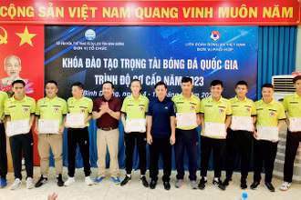 Ban tổ chức trao giấy chứng nhận cho học viên.