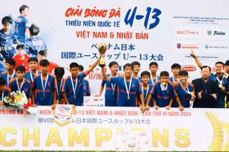 Ông Furudate Seiki, Phó Tổng Lãnh sự Nhật Bản tại Thành phố Hồ Chí Minh và ông Nguyễn Văn Hùng, Chủ tịch Hội đồng quản trị Tổng công ty Becamex IDC trao Cúp vô địch cho đội U13 Becamex Bình Dương.