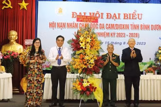 Lãnh đạo Ủy ban nhân dân tỉnh Bình Dương trao tặng hoa chúc mừng đại hội.