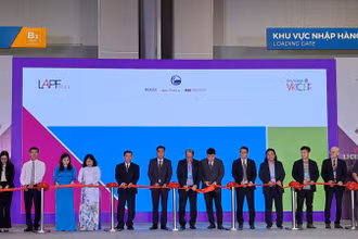Các đại biểu thực hiện nghi thức khai mạc Tuần lễ Văn hóa và Nhân vật quốc tế Việt Nam 2023.