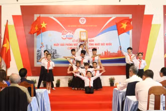 Tiết mục múa "Đất nước trọn niềm vui" do các học sinh Trường tiểu học Hữu nghị Khmer-Việt Nam Tân Tiến biểu diễn.
