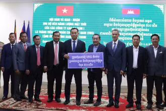 Lãnh đạo tỉnh Kampong Thom tiếp nhận tượng trưng 500 cây trụ điện năng lượng mặt trời do Tập đoàn Công nghiệp Cao su Việt Nam trao tặng.