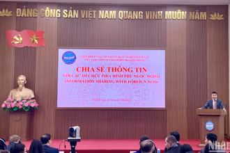Chủ tịch VUFO, Phó Chủ nhiệm Ủy ban công tác về các tổ chức phi chính phủ nước ngoài Phan Anh Sơn chia sẻ thông tin tại sự kiện.