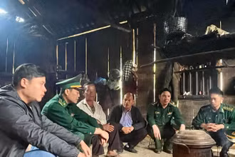 Bộ đội Biên phòng và người có uy tín tới tận nhà người dân để tuyên truyền. (Ảnh: TRANG NHUNG)