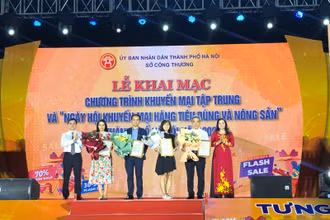 Tặng hoa cho các nhà tài trợ chính của Chương trình Khuyến mại tập trung thành phố Hà Nội năm 2023.