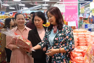Đoàn công tác kiểm tra các sản phẩm hàng hóa phục vụ Tết Nguyên đán.