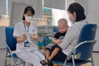 Ngành y tế khuyến cáo người dân chủ động tiêm chủng phòng bệnh đầy đủ, đúng lịch.