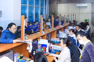Người dân đến thực hiện thủ tục hành chính tại Văn phòng Đăng ký đất đai Hà Nội.