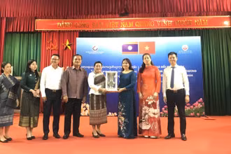 Đại diện hai Sở Công thương Hà Nội và Viêng Chăn (Lào) tặng quà lưu niệm.