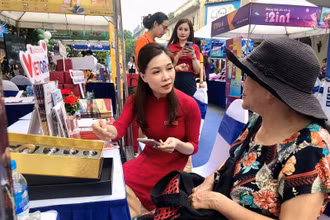 Các ngân hàng hướng dẫn người dân cách thanh toán không dùng tiền mặt.