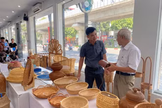 Các thành viên Ban giám khảo đánh giá, chấm điểm các mẫu thiết kế tham gia cuộc thi.
