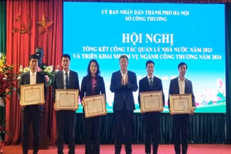 Lãnh đạo thành phố Hà Nội tặng bằng khen cho các cá nhân, tập thể của Sở Công thương Hà Nội. 
