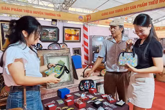 Các sản phẩm làng nghề truyền thống của huyện Thường Tín được trưng bày, giới thiệu tại Festival.
