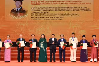 Phó Chủ tịch nước Võ Thị Ánh Xuân và Chủ tịch Ủy ban nhân dân thành phố Hà Nội Trần Sỹ Thanh trao tặng danh hiệu "Công dân Thủ đô ưu tú" năm 2024 cho 10 cá nhân tiêu biểu. (Ảnh: TRẦN HẢI)