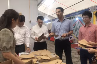 Đại diện Sở Công thương Hà Nội tìm hiểu các sản phẩm bao bì thân thiện môi trường.