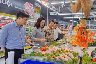 Đoàn công tác đi kiểm tra siêu thị WinMart Royal City.