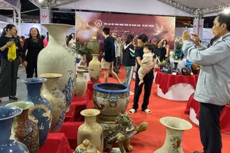 Người tiêu dùng tham quan các sản phẩm hàng thủ công mỹ nghệ của Hà Nội.