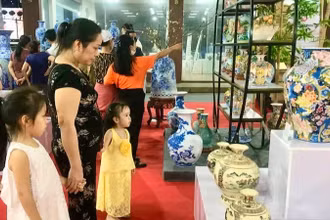 Quảng bá, giới thiệu các sản phẩm thủ công mỹ nghệ tới người dân.