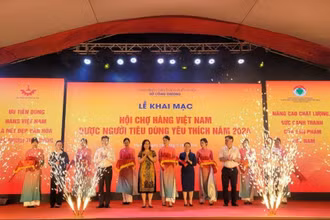 Lễ khai mạc Hội chợ hàng Việt Nam được người tiêu dùng yêu thích năm 2024.