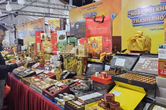 Người tiêu dùng tham quan, mua sắm tại hội chợ.