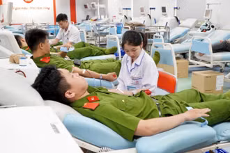 Học viên Học viện Cảnh sát Nhân dân tham gia hiến máu tình nguyện.