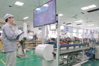 Sản xuất tại Công ty CP Bóng đèn Phích nước Rạng Đông. (Ảnh: nhandan.vn)