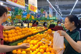 Người tiêu dùng mua thực phẩm tại siêu thị Big C Thăng Long.