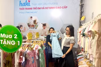Người tiêu dùng tham quan, mua sắm các sản phẩm thời trang, làm đẹp tại sự kiện.