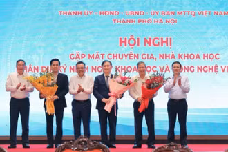 Lãnh đạo thành phố Hà Nội tặng hoa chúc mừng lãnh đạo Bộ Khoa học và Công nghệ, Liên hiệp các Hội Khoa học và Kỹ thuật Việt Nam, Liên hiệp các Hội Khoa học và Kỹ thuật Hà Nội.