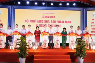 Các đại biểu cắt băng khai mạc Hội chợ.