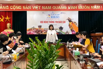 Lãnh đạo Trung tâm Xúc tiến Đầu tư, Thương mại, Du lịch Hà Nội thông tin tại buổi họp báo.