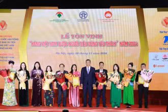 Lãnh đạo thành phố Hà Nội tặng hoa cho Ban giám khảo và các đơn vị đồng hành với chương trình bình chọn.