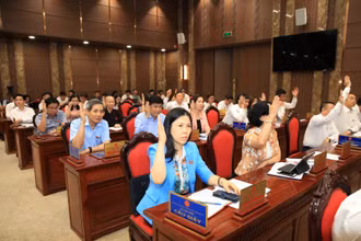 Các đại biểu biểu quyết tại kỳ họp thứ 13 HĐND thành phố Hà Nội khóa XVI.
