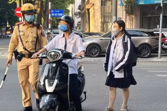 Lực lượng chức năng xử lý các hành vi vi phạm an toàn giao thông của học sinh.