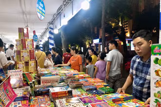 Hội sách Hà Nội được đông đảo người dân quan tâm, yêu thích. 