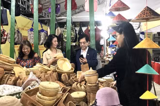 Các sản phẩm thủ công mỹ nghệ ngày càng có nhiều mẫu mã, kiểu dáng khác nhau.