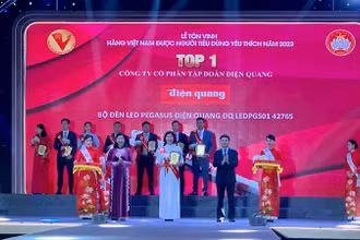 Ban tổ chức trao chứng nhận Top 1 Hàng Việt Nam được người tiêu dùng yêu thích năm 2023 cho các doanh nghiệp đoạt giải.